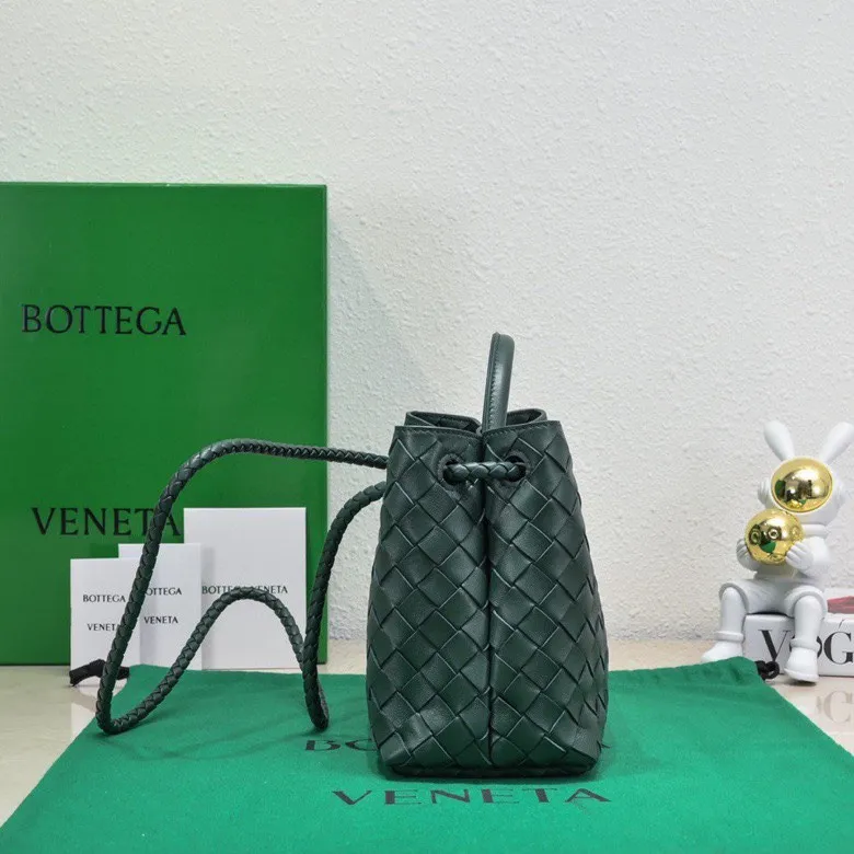 Batch 1860 B's 2024 spring and summer new style continues the brand's woven style with detailed metal knot switch buckles. This time, the shoulder straps are also made into tube weaves, showing different craftsmanship. The carrying method is versatile to create more different styles. Intrecciato woven leather small handbag, equipped with sliding crossbody strap. Internal compartments, including 1 zipper pocket and 2 open pockets with magnetic buckle closure. Size: 19*25*10.5cm, model: 7463#